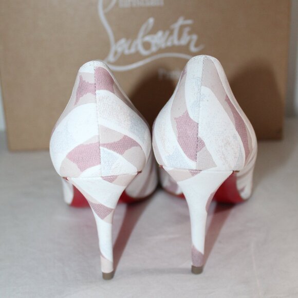 The Miss Z pumps from Christian Louboutin feature a charming all-over print set - Picture 6 of 7